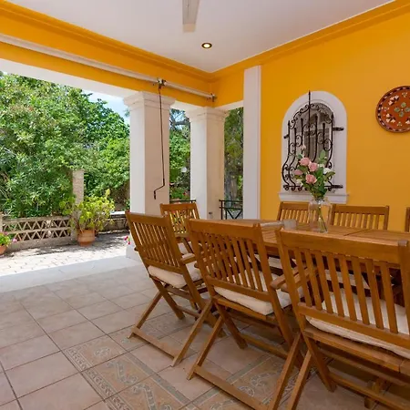 Yiolanda Villa