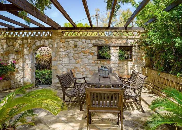 Vila Yiolanda Pool By 