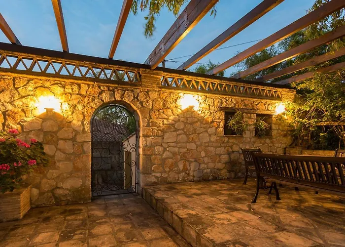 Vila Yiolanda Pool By 